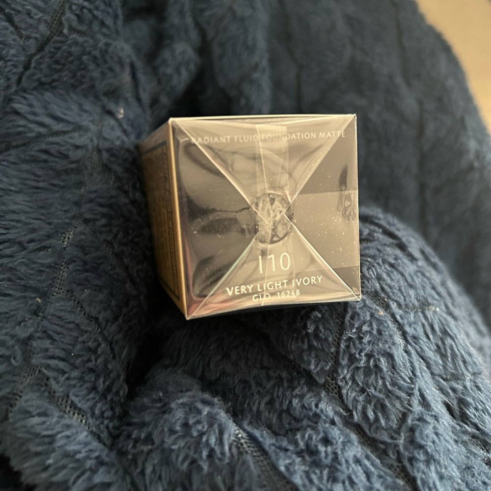 Clé de Peau Beauté $148 Radiant Fluid Foundation Matte SPF20 VeryLight Ivory I10 - Picture 3 of 4